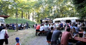 Publikum am Kohlenmeiler