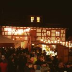 Weihnachtsmarkt mit Einhaus