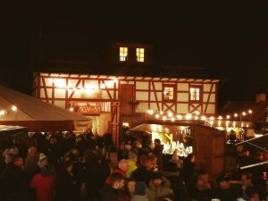 Weihnachtsmarkt mit Einhaus