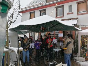 Trachtenkapelle unter dem Schirm