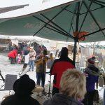 unterm Schirm mit Publikum