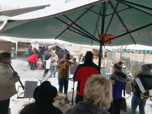 unterm Schirm mit Publikum