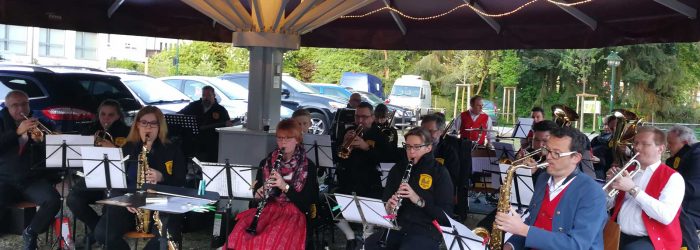 Trachtenkapelle unter dem Schirm