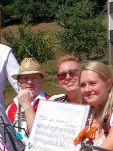 Anne, Steffi und Ralph auf dem Umzugswagen