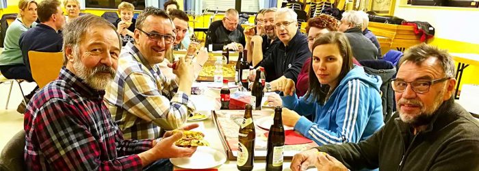 Gemeinsames Pizzaessen