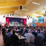 Die Rüdi-Wünzer-Halle von innen mit Publikum