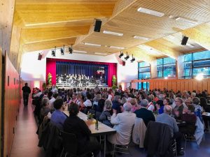 Die Rüdi-Wünzer-Halle von innen mit Publikum
