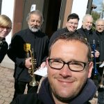 Selfie - Musikanten vor der Kirche
