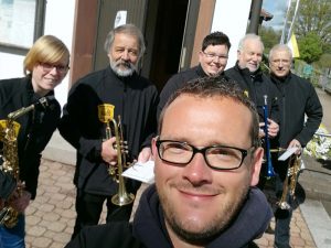 Selfie - Musikanten vor der Kirche