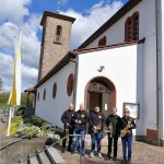 Musikanten vor der Kirche