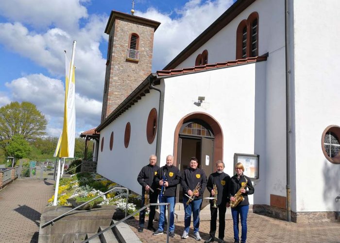Musikanten vor der Kirche