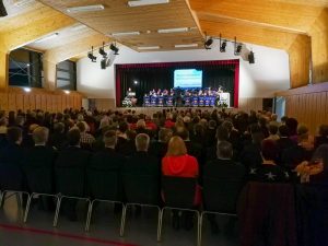Publikum und Bühne in der Rudi-Wünzer-Halle