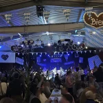 Im Saal - alle auf den Bänken