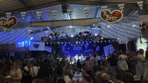 Im Saal - alle auf den Bänken