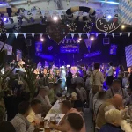 Feiernde Gäste bei Musik vom DJ-Team
