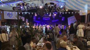 Feiernde Gäste bei Musik vom DJ-Team