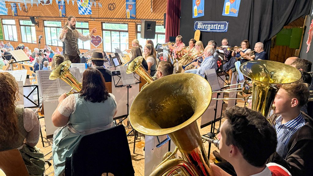 Auf der Bühne - Sebastian Schertel beim dirigieren