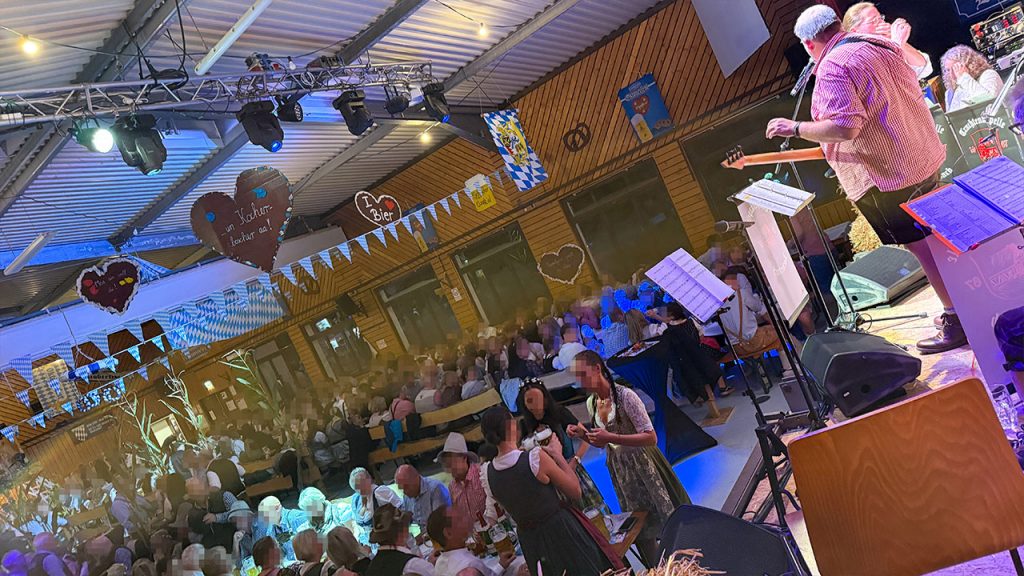 Danny beim Moderieren - mit Blick in den Saal