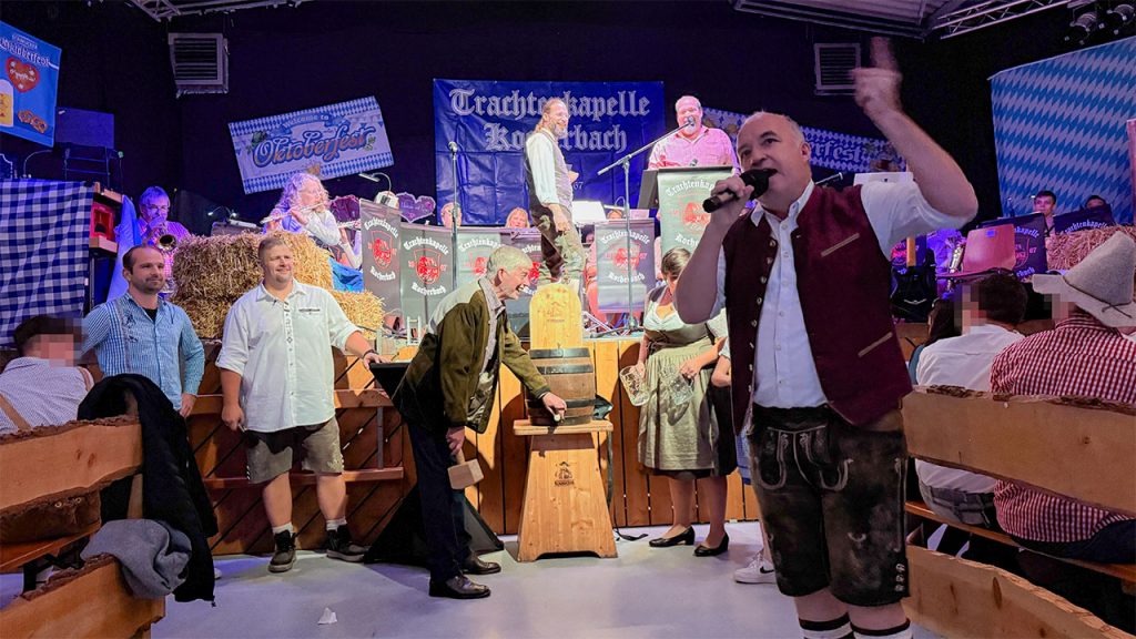 Fassbier-Anstich - die Verantwortlichen des SV Affolterbach, der Trachtenkapelle Kocherbach und die Firma Getränke Dörsam eröffnen die Nacht in Tracht 2025