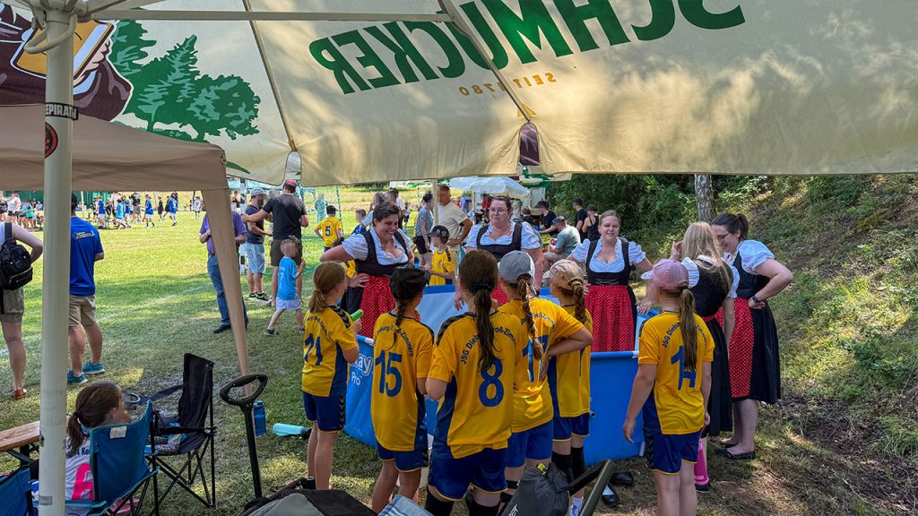 Abkühlung für unsere Damen im Pool und tatkräftiger Unterstützung der jungen Handballer