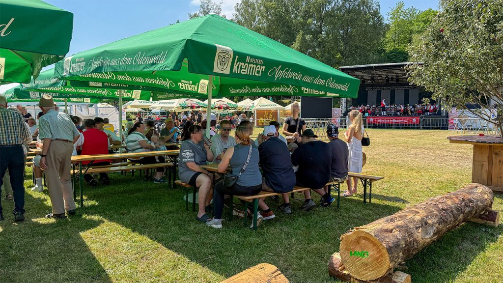 Das Publikum am anderen Ende des Festivalgelaendes