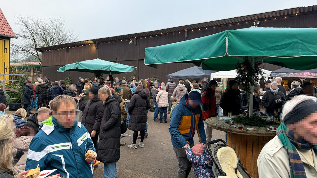 Aus den Besuchern heraus zur musizierenden Kapelle