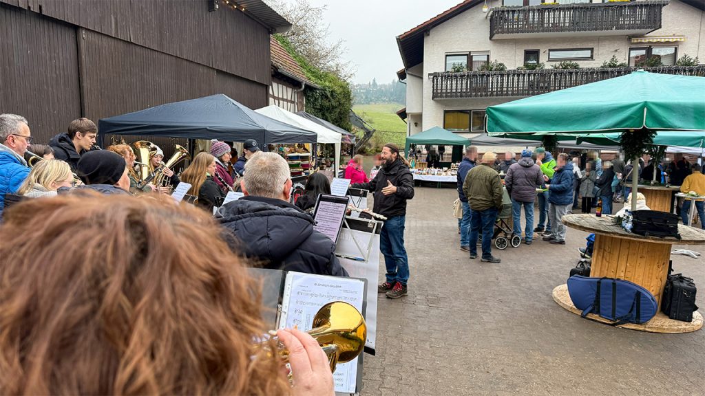 Die Musiker beim Auftritt im Hof