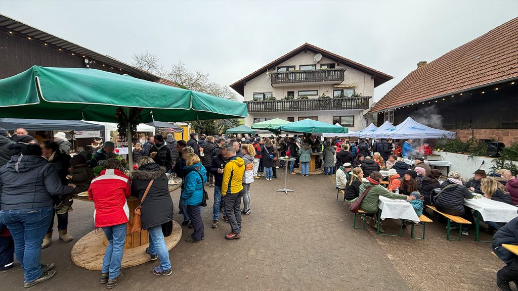 Zahlreiche Besucher Im Emig Hof