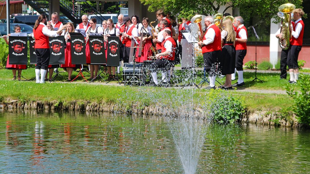 Musizieren am Teich der Nibelungenhalle