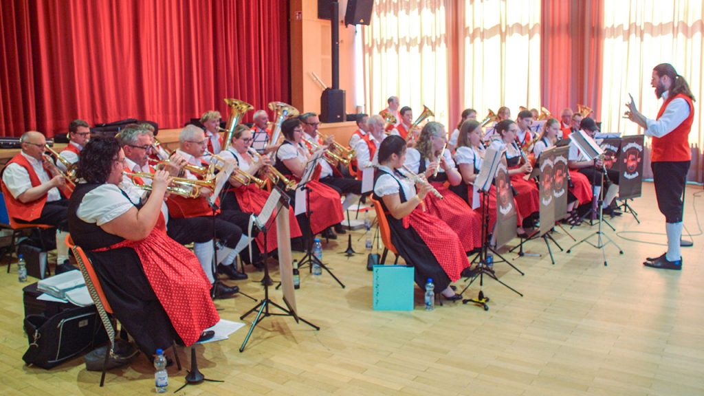 Die Musiker vor der Bühne im Saal der Nibelungenhalle
