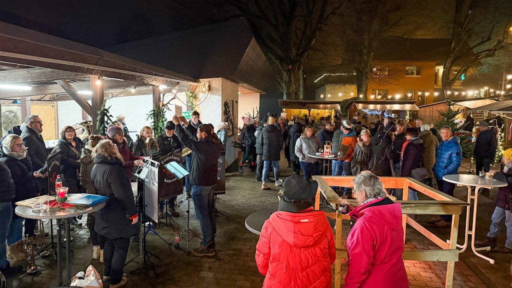 Buden, Lagerfeuer, lecker Essen und viele Menschen