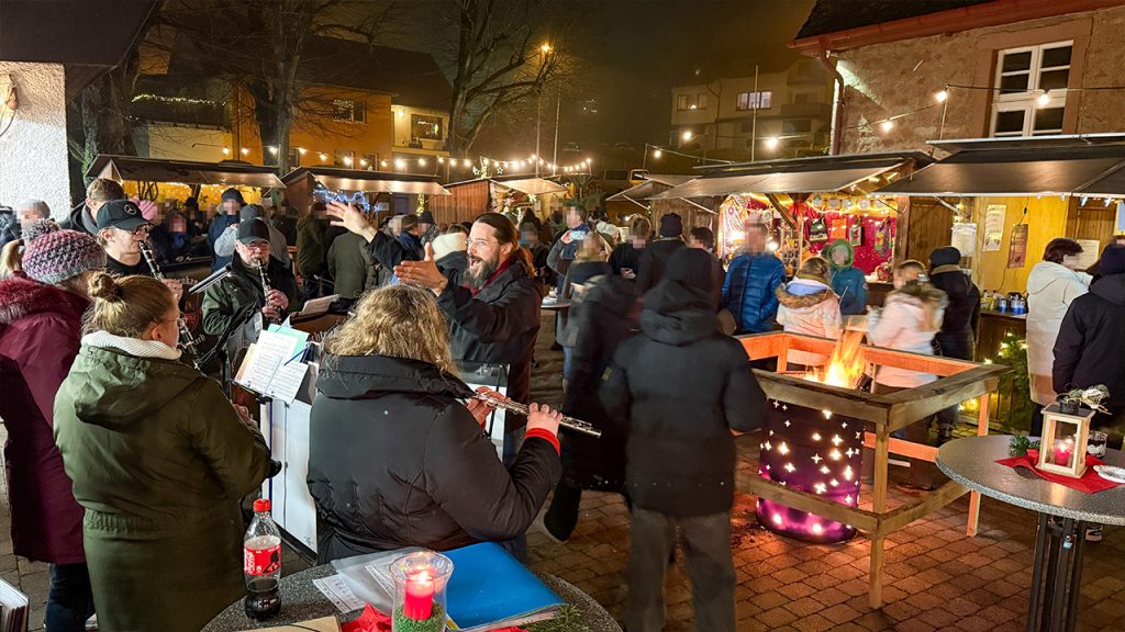 Buden, Lagerfeuer, lecker Essen und viele Menschen