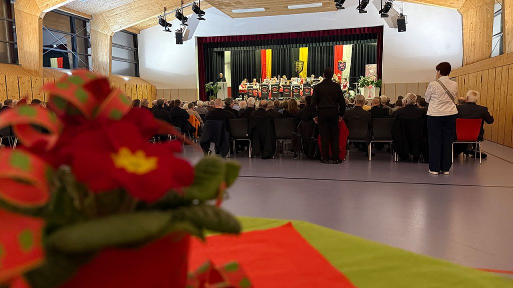 Blick auf die Bühne mit Tischdeko