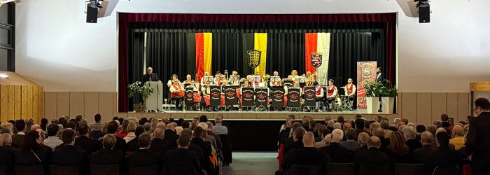 Die Trachtenkapelle auf der Bühne - Banner