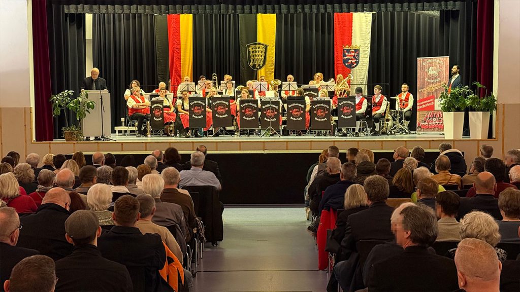 Die Trachtenkapelle auf der Bühne