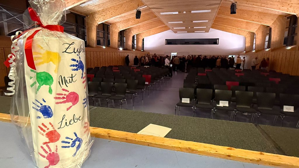 Gemeinsame Unterhaltung mit dem Geschenk der Kita an den Bürgermeister