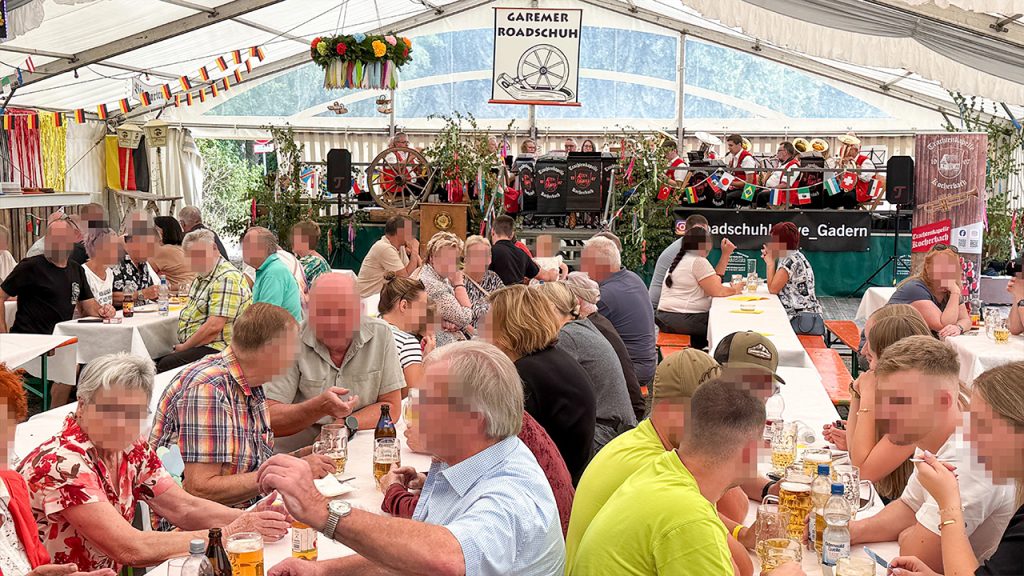 Foto aus dem gut gefüllten Festzelt