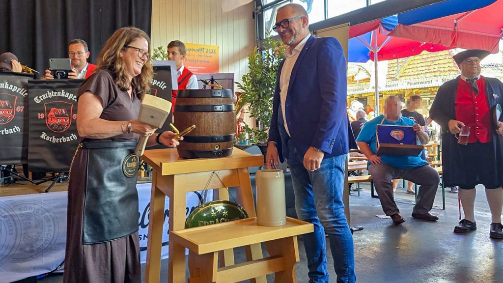 Fassbieranstich durch Deirdre Heckler der Bürgermeisterin von Breuberg