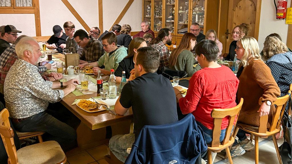 Alle gemeinsam beim Essen neben der Kegelbahn