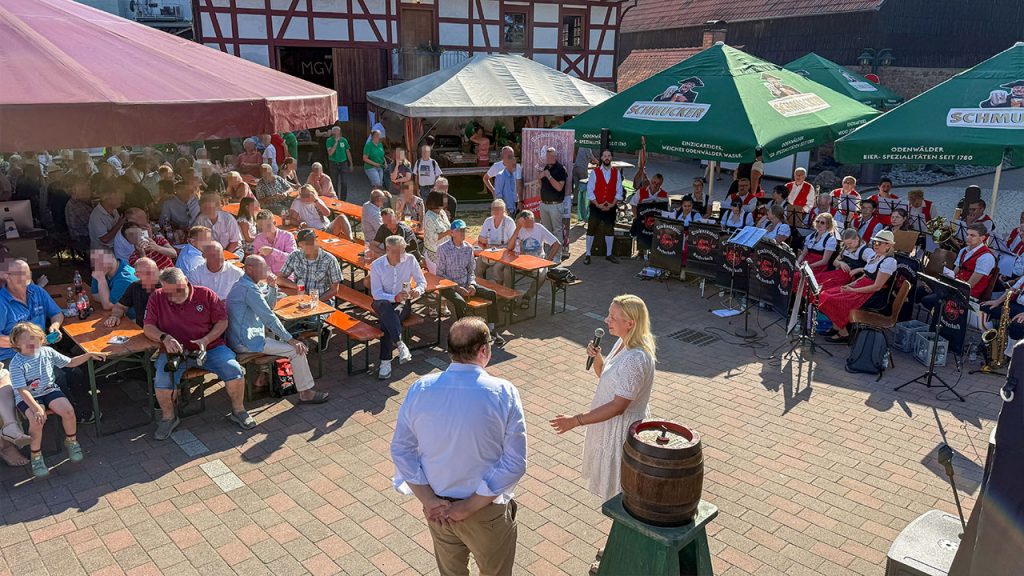 Von der Bühne über den Platz