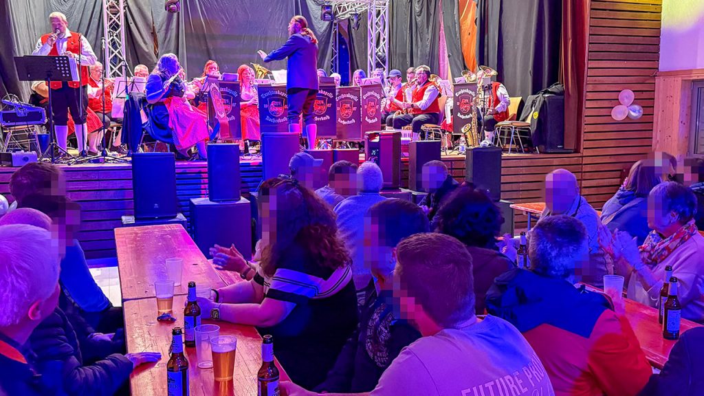 Aus dem Publikum mit Blick zur Bühne