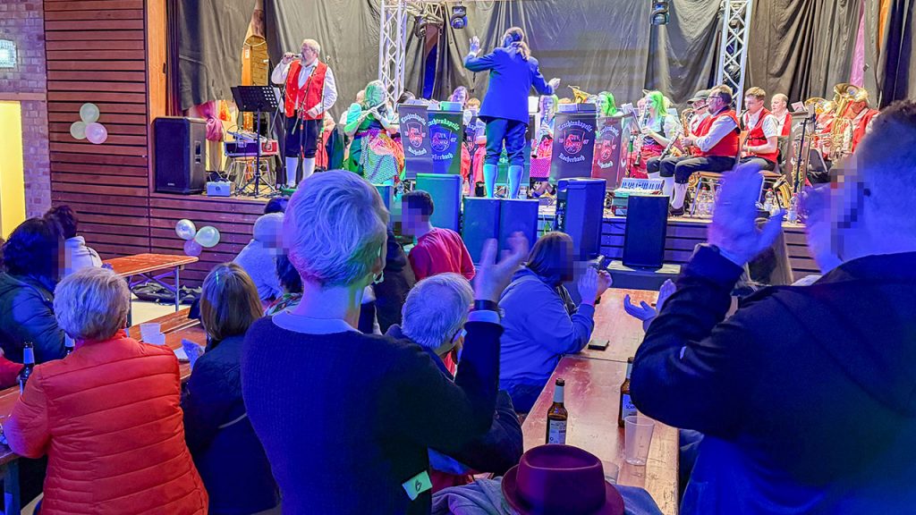 Aus dem Publikum mit Blick zur Bühne