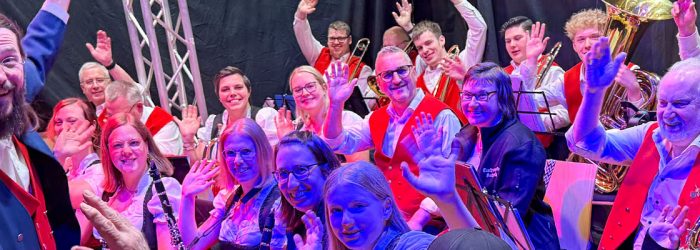 fröhliche und winkende Musiker auf der Bühne