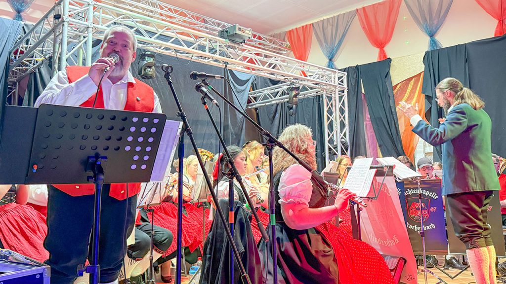 Unser Sänger Danny auf der Bühne