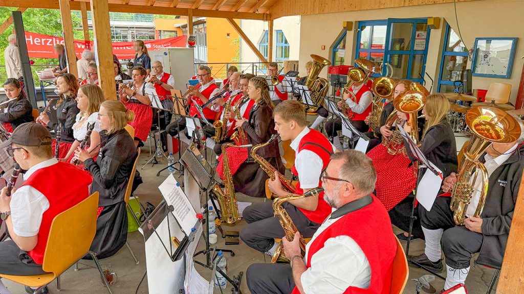 die Musiker vor der Mossautalhalle