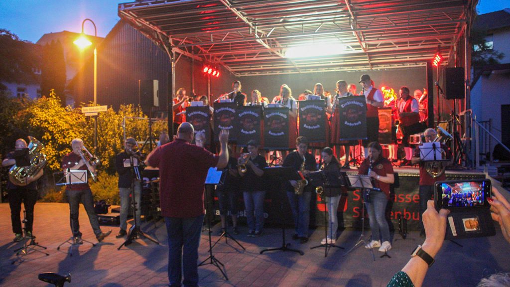 gemeinsames Finale - alle musizieren zusammen