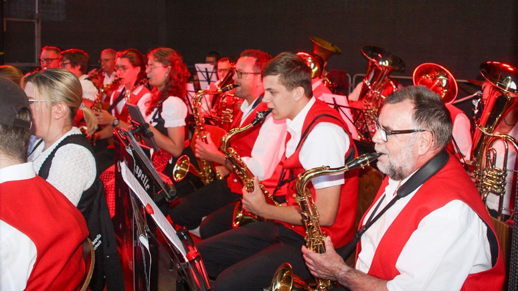 wir konzentriert auf der Bühne