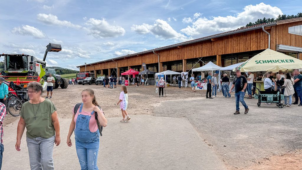 Blick auf den neuen Stall mit verschiedenen Aussteller
