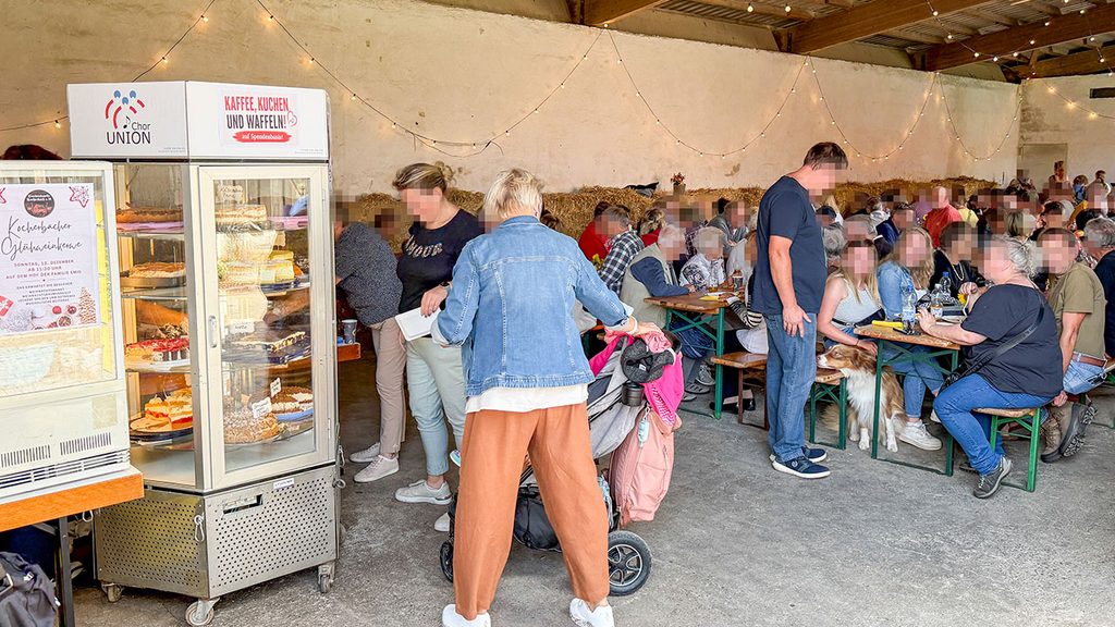 Blick in die Halle zur Kuchentheke