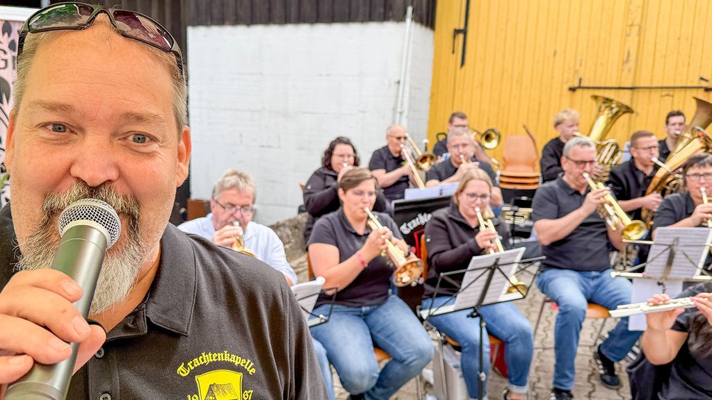 Danny beim Singen und die Trachtenkapelle im Hintergrund - heute mal im Poloshirt und nicht in Tracht